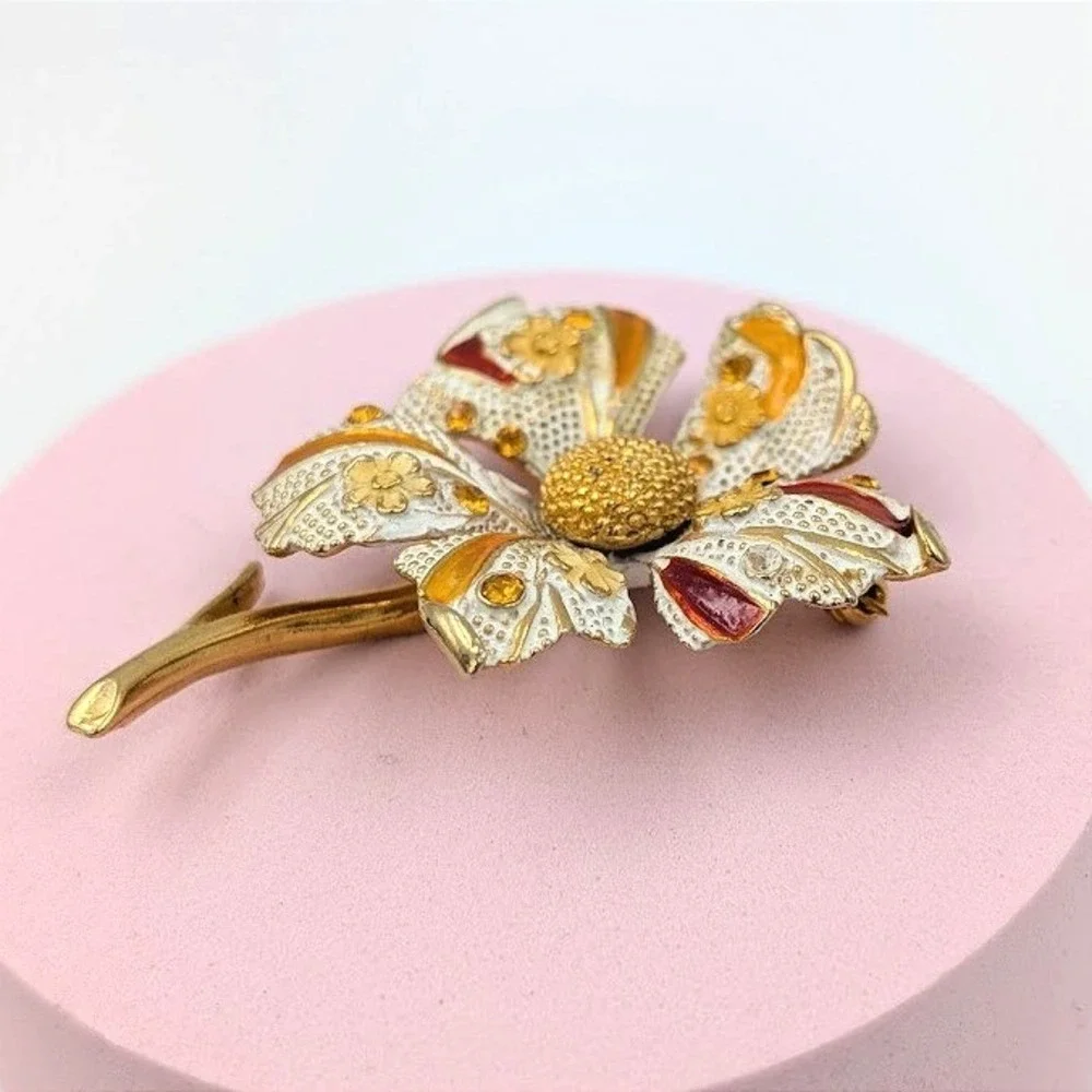 Vintage BSK White Enamel Flower Brooch Gold‎ Tone Yellow Rhinestone Botanical